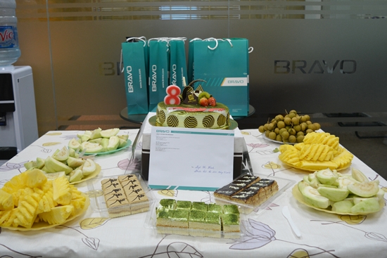 Bàn tiệc ngọt được chuẩn bị chu đáo, chúc mừng sinh nhật các thành viên