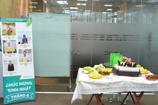 Bàn tiệc ngọt với bánh, nến, trái cây… banner và những món quà đã sẵn sàng