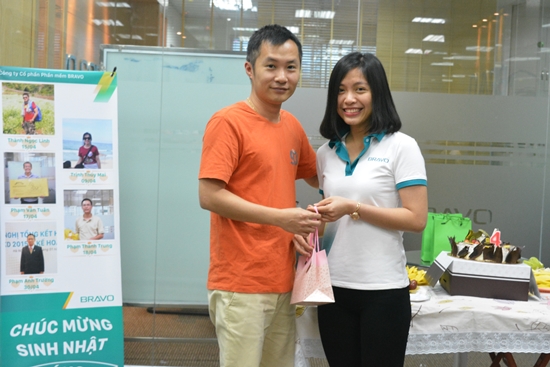Nhận quà và lời chúc từ các đồng nghiệp