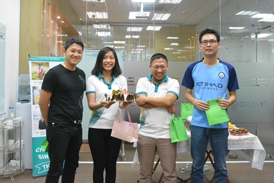 Các thành viên có sinh nhật trong tháng 4 hạnh phúc đón nhận tình cảm từ đồng nghiệp