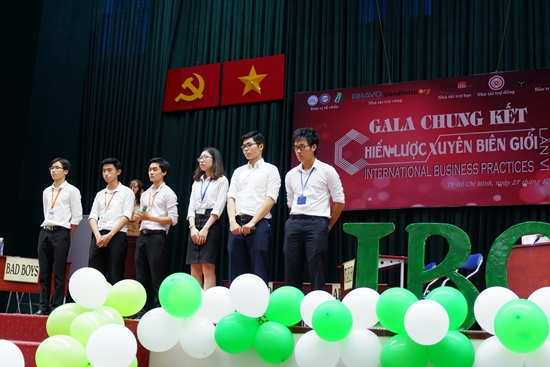 Các đội chơi trình bày phần dự thi tại Chương trình