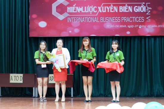 BTC trao tặng hoa, cảm ơn nhà tài trợ