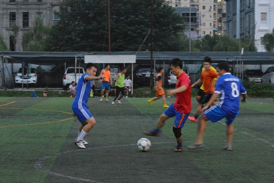 Những pha bóng đầy bất ngờ làm khó cho áo xanh