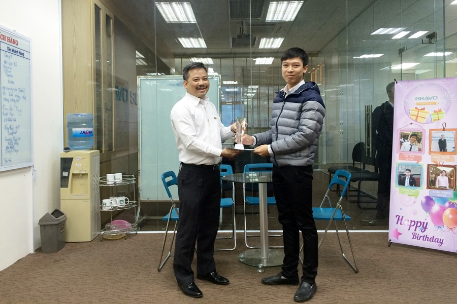 Cúp nhân viên xuất sắc đầu xuân của BRAVO Hà Nội