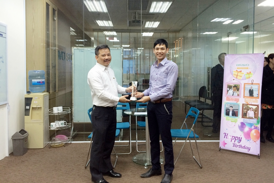 Cúp nhân viên xuất sắc đầu xuân của BRAVO Hà Nội