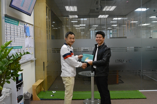 Anh Ngô Đình Hải – Trưởng phòng Công nghệ lên trao thưởng