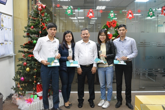 Niềm vui trao Cup Nhân viên xuất sắc tháng 12