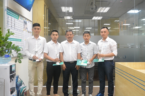 Trao Cúp Nhân viên xuất sắc tháng 4/2018 tại BRAVO-HN