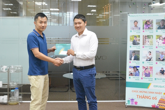 BRAVO HN trao cúp nhân viên xuất sắc và giải đóng góp PTSP tháng 5 