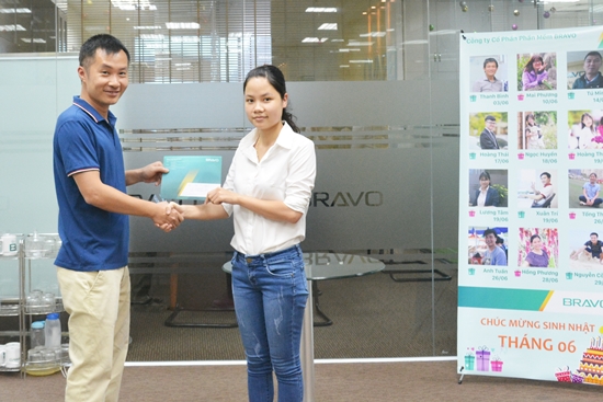 BRAVO HN trao cúp nhân viên xuất sắc và giải đóng góp PTSP tháng 5