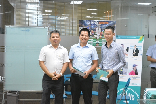 Khen thưởng anh Nguyễn Anh Ngọc và anh Bùi Xuân Công