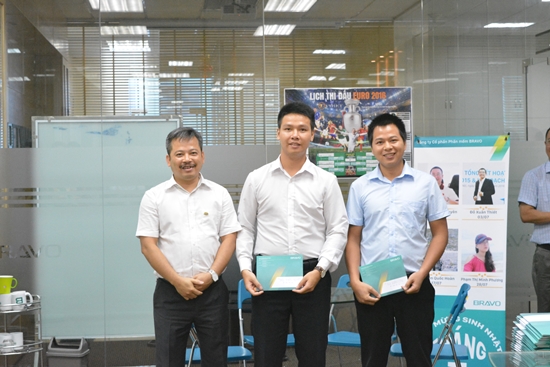 Khen thưởng anh Đào Thiện Nghiệp và anh Bùi Xuân Công