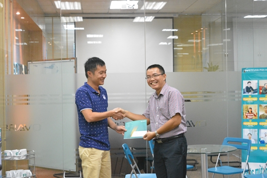 Trao cúp nhân viên xuất sắc và các khen thưởng tháng 7 tại BRAVO Hà Nội 