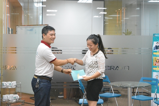 Trao cúp nhân viên xuất sắc và các khen thưởng tháng 7 tại BRAVO Hà Nội 