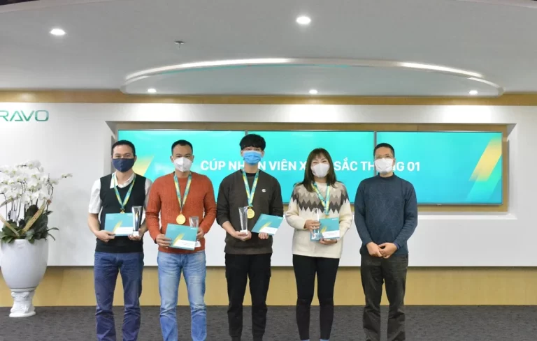 Trao cúp Nhân viên xuất sắc