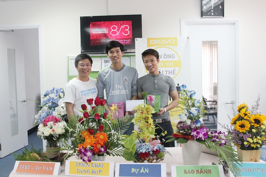 Trao giải Nhất phần thi Cắm hoa cho đội Bảo hành