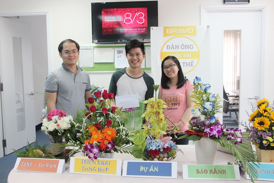 Trao giải Nhất phần thi Tạo mẫu tóc cho đội Kinh doanh