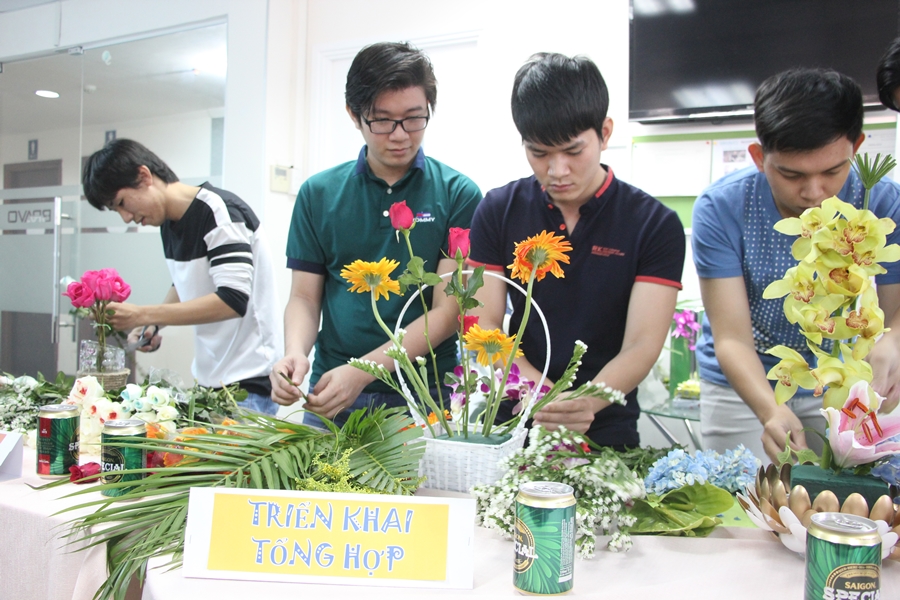 Thể hiện sự khéo léo không kém các chị em