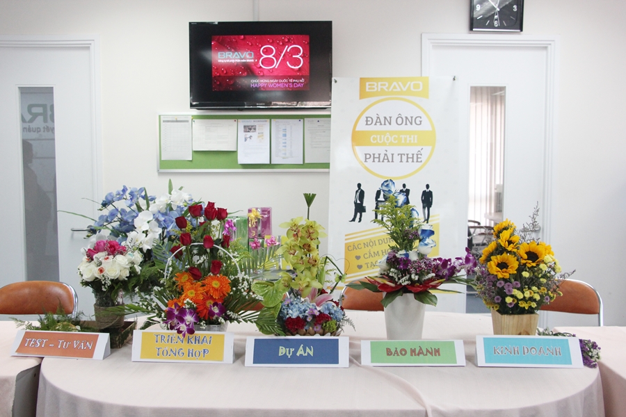 Những giỏ hoa rực rỡ không kém hoa bày bán ngoài tiệm