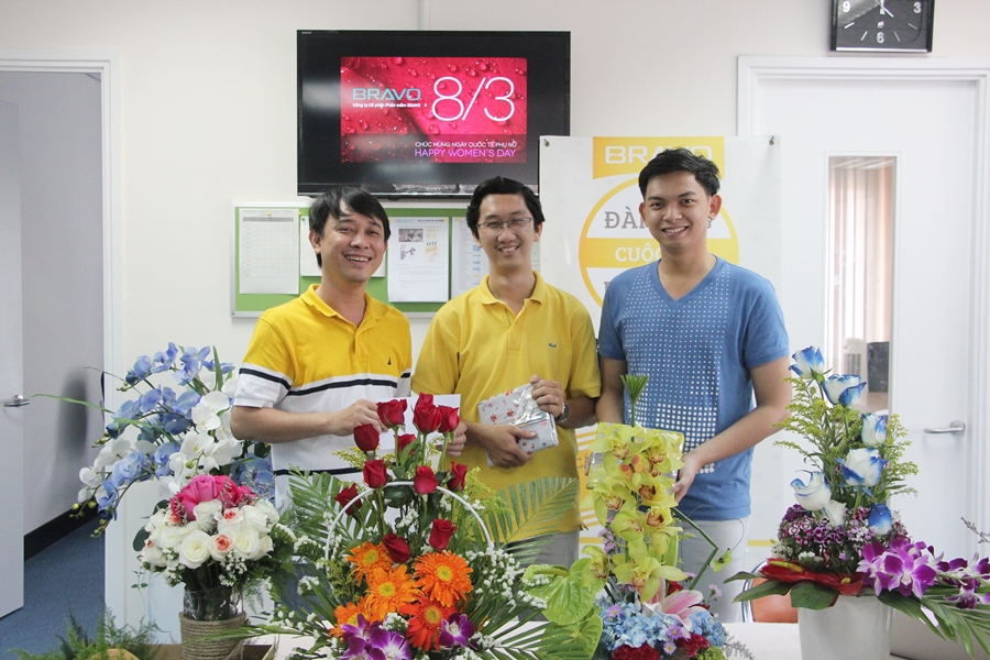 Trao giải Nhì phần thi Cắm hoa cho đội Dự án