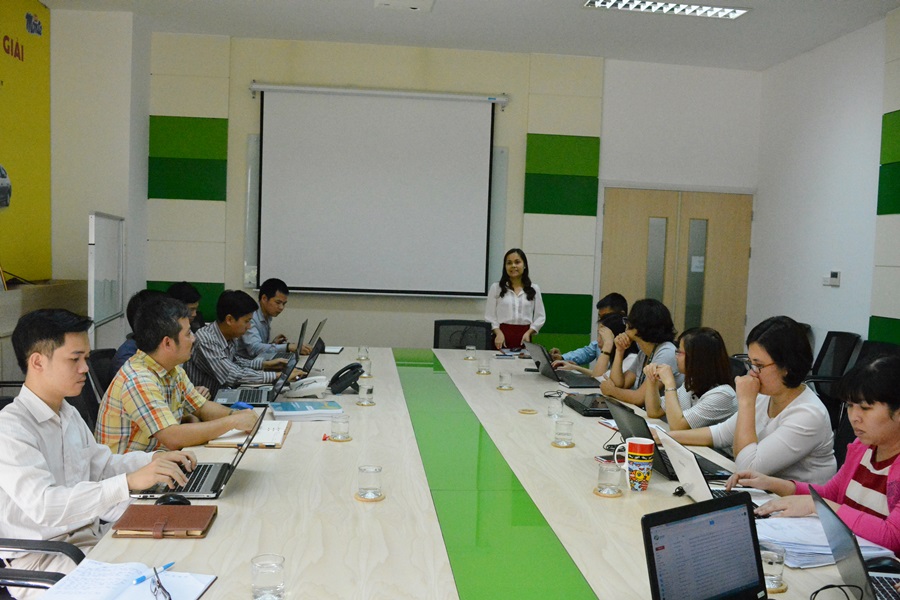 Chị Nguyễn Thị Dung chia sẻ mở đầu cuộc họp