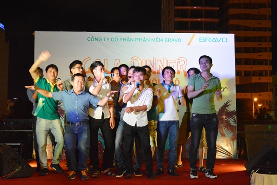 Mọi khoảng cách đã không còn khi những câu hát giao hữu được cất lên