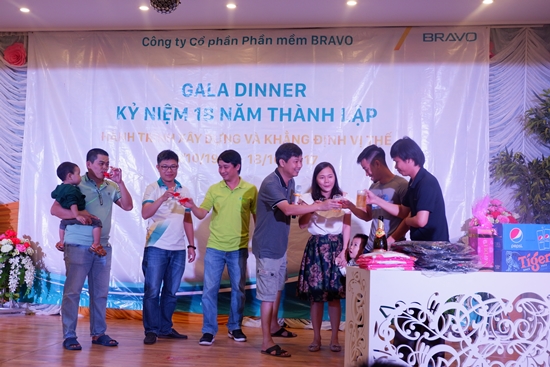 Mọi người cùng nâng ly mừng sinh nhật BRAVO bước sang tuổi 18