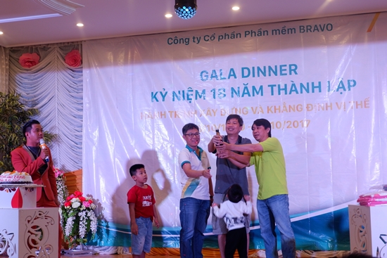 Ban lãnh đạo cùng thổi nến và khui sâm banh