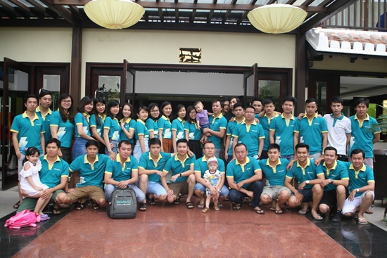 Các thành viên BRAVO-ĐN chụp ảnh kỷ niệm tại điểm đến