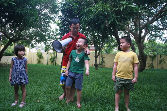 Không chỉ có người lớn, các em nhỏ cũng nhiệt tình tham gia