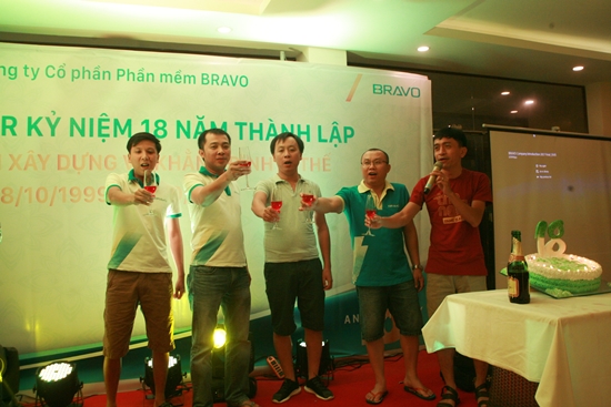 Khui rượu, chúc mừng BRAVO bước sang tuổi mới