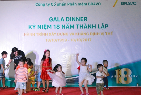 Sân chơi không chỉ dành riêng cho người lớn, mà các bé cũng được quẩy tưng bừng