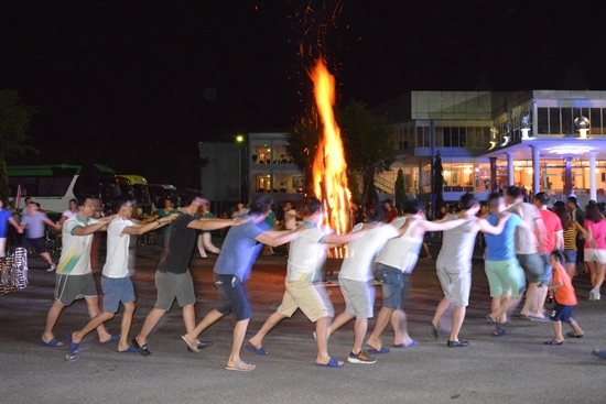 Đốt lửa trại, điểm nhấn của Gala