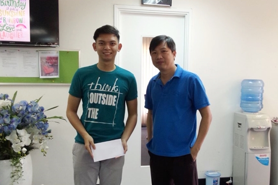 Anh Đồng Nguyễn Phương Duy vui mừng nhận giải May mắn được trao hôm 11/3 vừa qua
