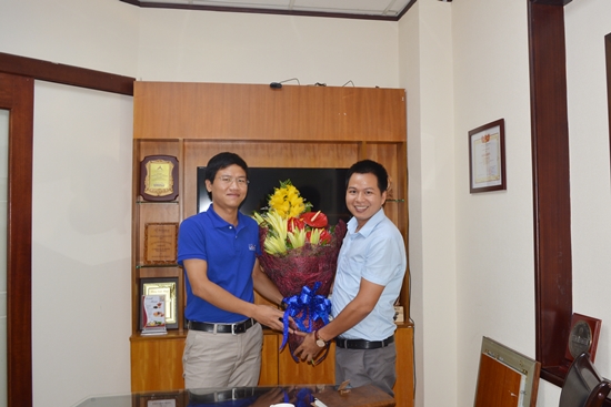 Ông Bùi Xuân Công đại diện BRAVO trao tặng bó hoa chúc mừng cho ông Phạm Đăng Thùy – Phó giám đốc HAWACO