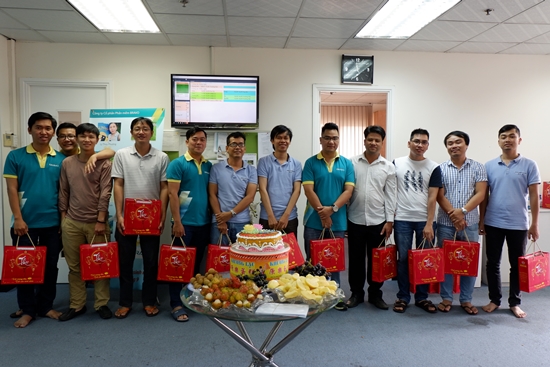 Trao quà Trung thu cho các bé thông qua CBNV tại BRAVO-HCM