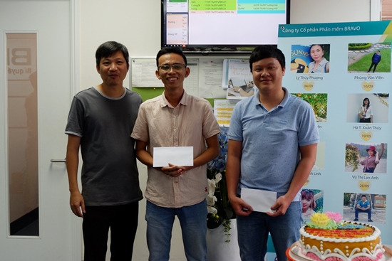 CBNV vui mừng đón nhận những phần thưởng và tình cảm được từ các đồng nghiệp