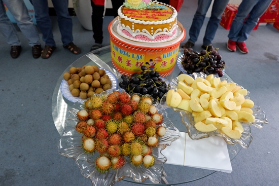 Bàn tiệc ngọt được chuẩn bị chu đáo chúc mừng sinh nhật CBNV