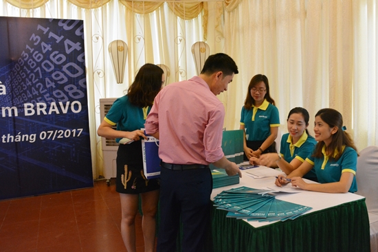 Khách mời tham gia Hội thảo check-in, nhận tài liệu Hội thảo