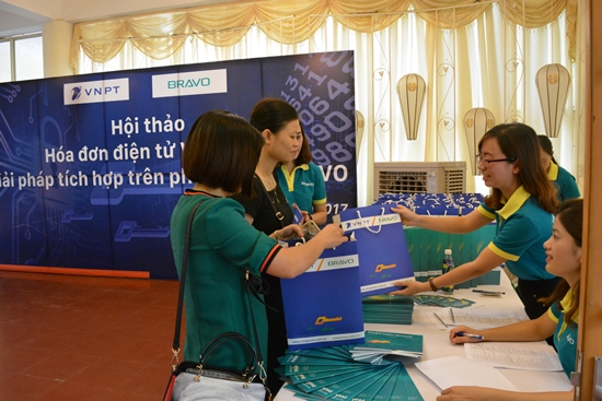 Khách mời checkin nhận quà và tài liệu của BTC