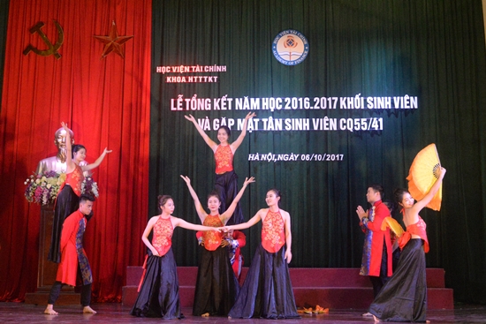 Tiết mục văn nghệ mở đầu đầy ấn tượng