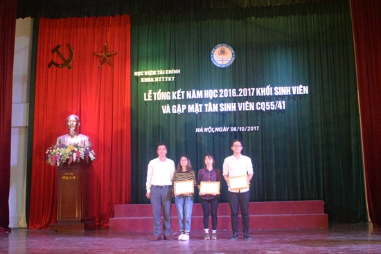 Trao học bổng cho các bạn sinh viên