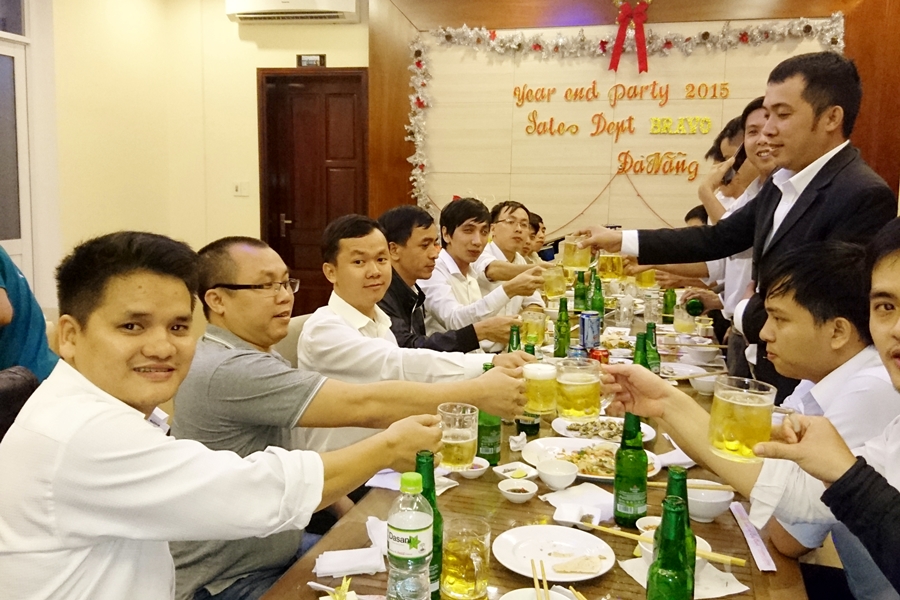 Cùng nâng cốc chúc mừng