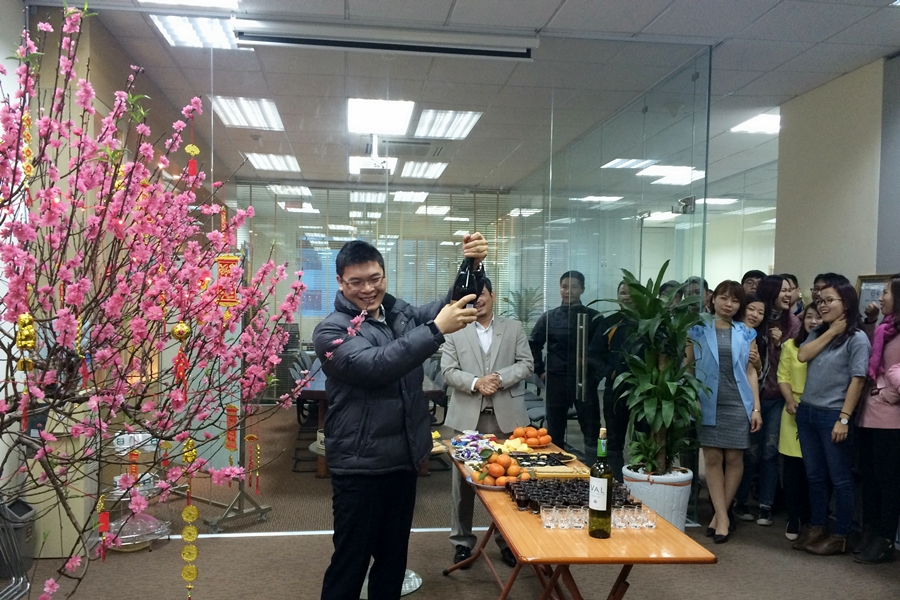 Khui nắp sâm panh mừng xuân mới