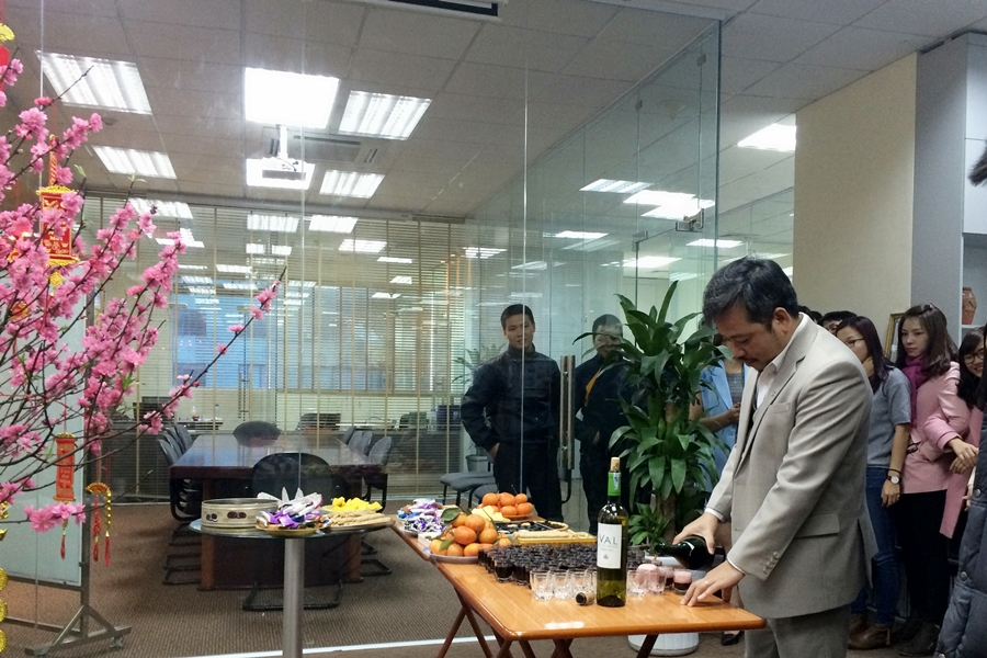 Giám đốc rót rượu mừng xuân