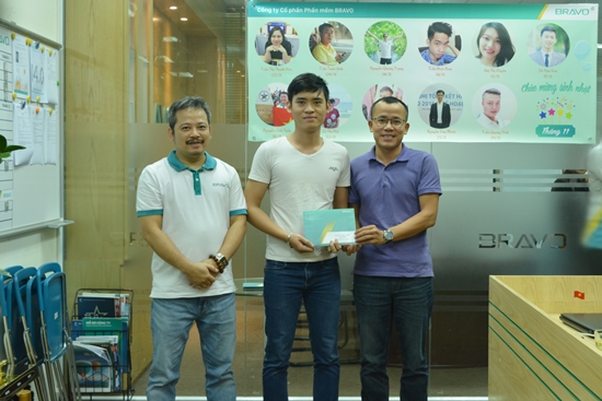 Trao loạt thưởng “nóng” cho CBNV Kinh doanh xuất sắc tại BRAVO HN