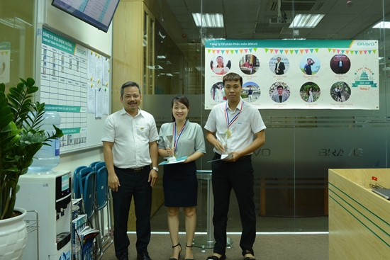 Trao cúp nhân viên xuất sắc và “thưởng nóng” tháng 6/2019