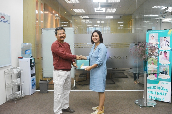 Khen thưởng CBNV Kinh doanh hoàn thành ký kết hợp đồng với Công ty Cổ phần Đầu tư và Thương mại TNG