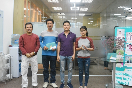 GĐ. Anh Đào Mạnh Hùng lên trao thưởng cho nhóm CBNV Triển khai hợp đồng Công ty Cổ phần Sông Đà 5