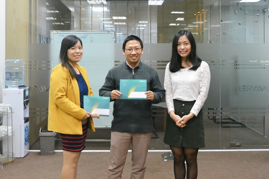 Chị Trịnh Thúy Mai – Phó phòng Marketing BRAVO-HN lên trao giải thưởng cho 2 CBNV